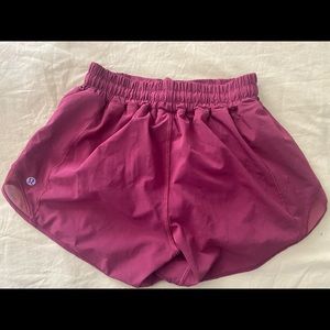 Lululemon Hotty shot shorts 4inch size 4!!!
